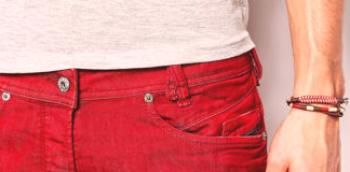 Мушке црвене панталоне: комбиноване карактеристике