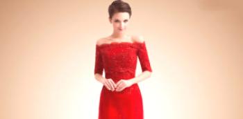 Шармантна црвена хаљина од чипке - узор елеганције и шика